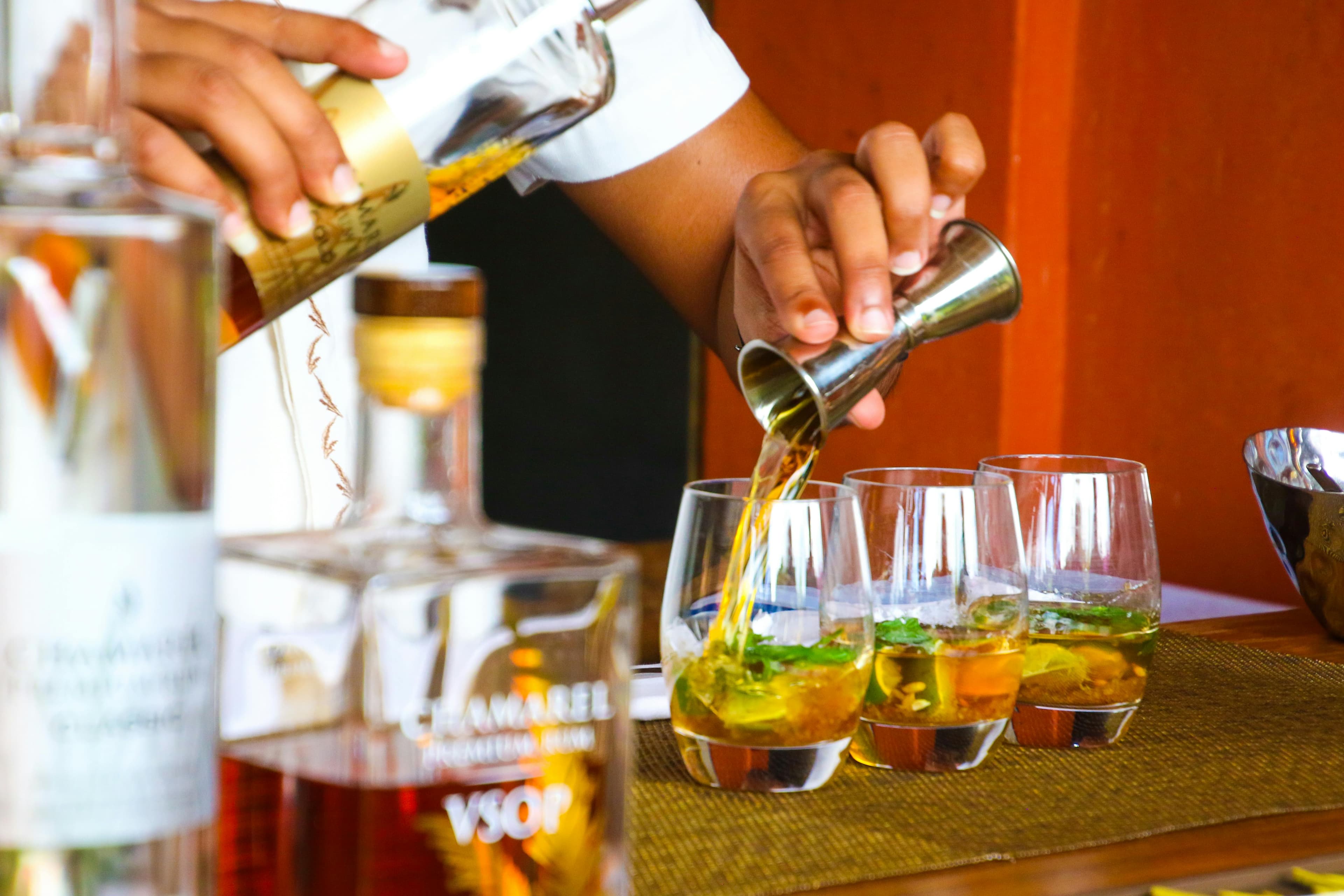 Image showcasing affordable cocktails in Paris, highlighting friendly bar atmospheres with drinks priced between €5 and €7. Ideal visual for a MisterGoodBeer guide featuring the best budget cocktail bars in the city.
