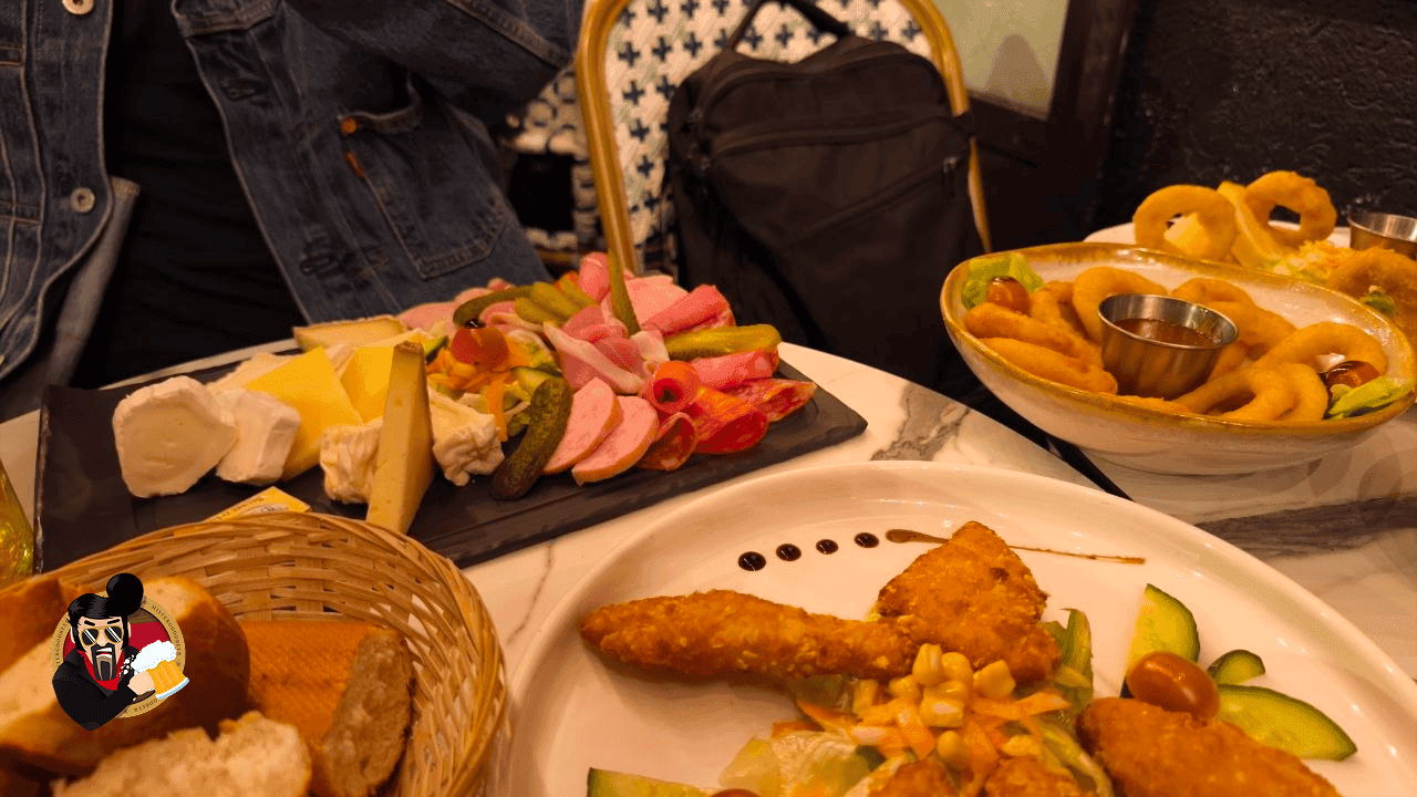 002edfa3f6e7145ee456053ce04df459_attitudecafe_terrassefood9.png